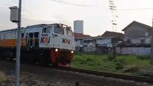 KA Pandalungan melintas langsung wonokromo