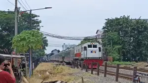 KA Logawa dengan kru ramahnya