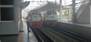 Foto lokomotif cc201 dan cc206 berjejer