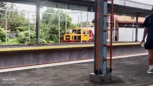 Kereta berwarna kuning