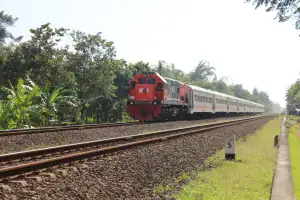 Lokomotif rnb CC 201 89 12 sdt menarik KA 282 Bengawan 