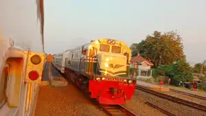 Lokomotif Vintage Melintas Dengan Sunset