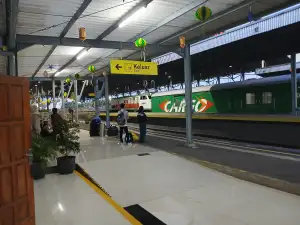 Suasana di pagi hari di stasiun kroya
