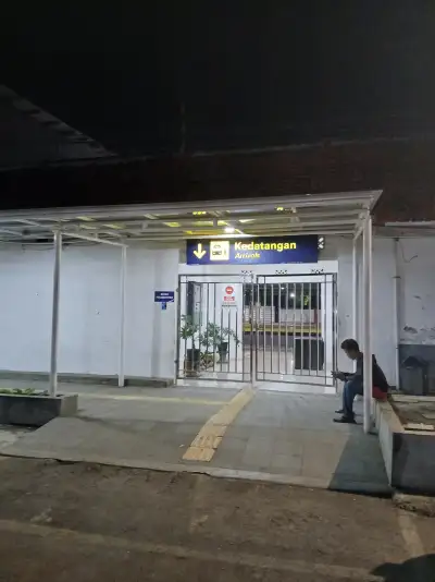 Pintu kedatangan stasiun kroya dari depan