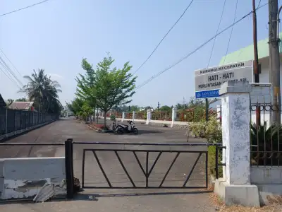 Pintu masuk/keluar stasiun kemranjen