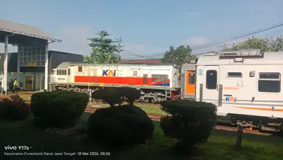 Proses langsiran kereta api di Stasiun Purwokerto