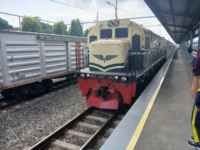 Rangkaian kereta joglosemarkerto di tarik dengan lokomotif legend