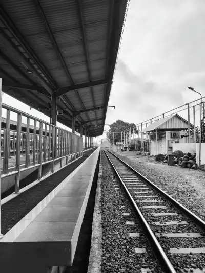 Rel bukan sekadar besi yang membentang. Di atasnya ada ribuan cerita yang terus berjalan.