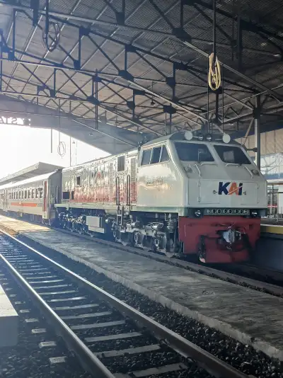 Sang roda besi siap melintasi jalur baja