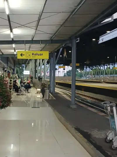Suasana pagi hari di stasiun kroya
