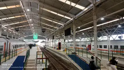 Suasana pagi peron stasiun Purwokerto