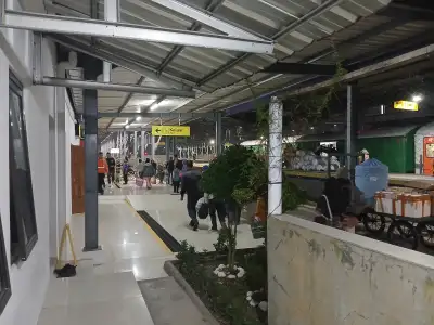 Suasana saat kereta api serayu tujuan stasiun purwokerto tiba di stasiun kroya