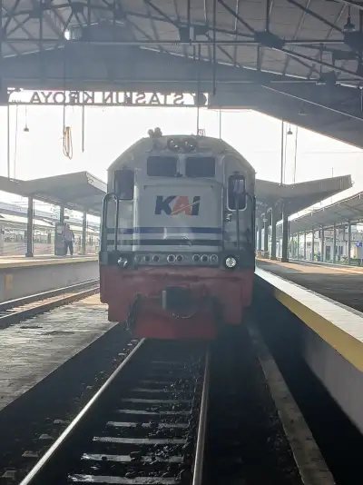 Tampak depan lokomotif biru putih yang menarik