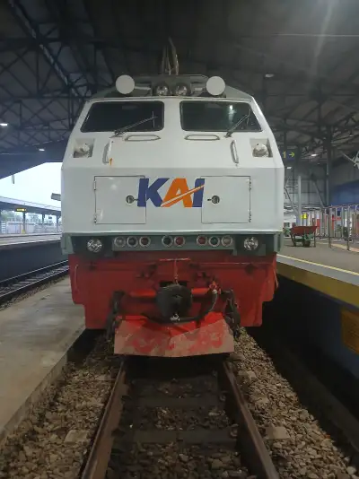 Tampak depan lokomotif cc 203
