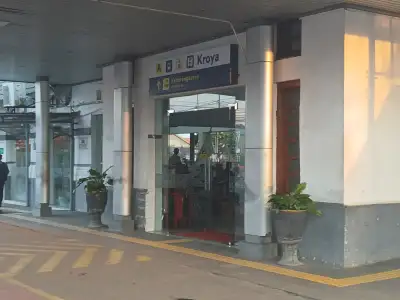 Tampak depan pintu keberangkatan stasiun kroya