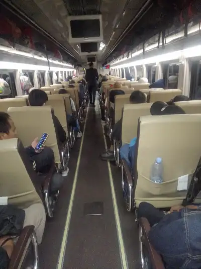 Tempat duduk kereta api kelas ekonomi premium