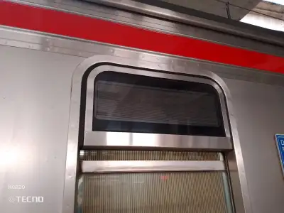 Waduh jendela krl nya di buka